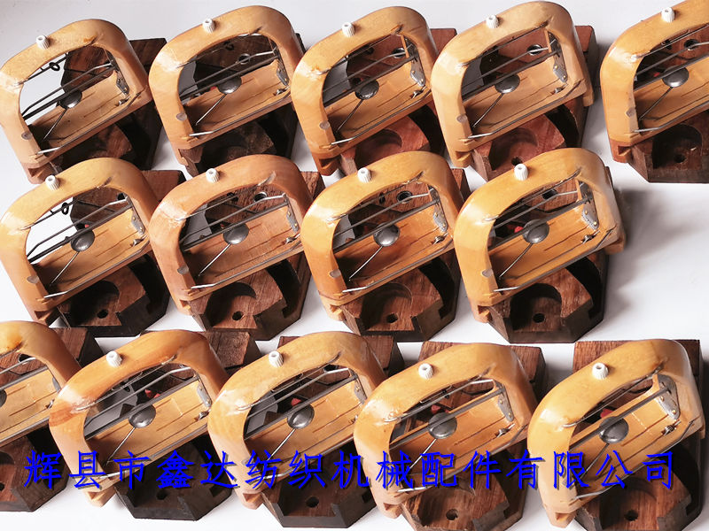 Shuttle seat and shuttle of loom Shuttle seat and shuttle of loom