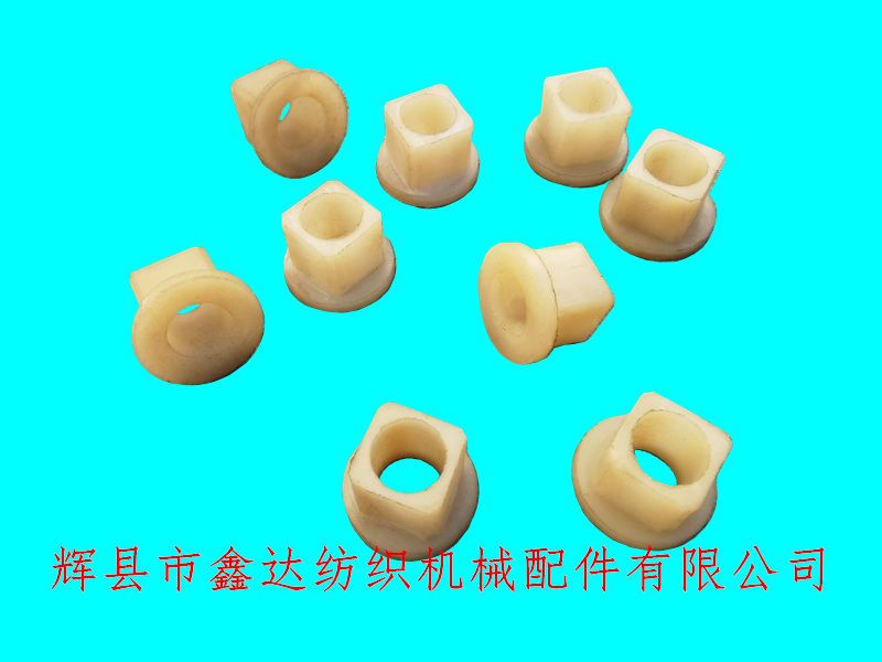 1515內送經(jīng)尼龍?zhí)淄?/></p><p>織布機尼龍襯套41117也可以應用在G1515型號的設備上，每臺織機使用的數(shù)量是1個，安裝位置在織機胸梁下方，緊鄰筘座腳的下部。</p><p><img src=